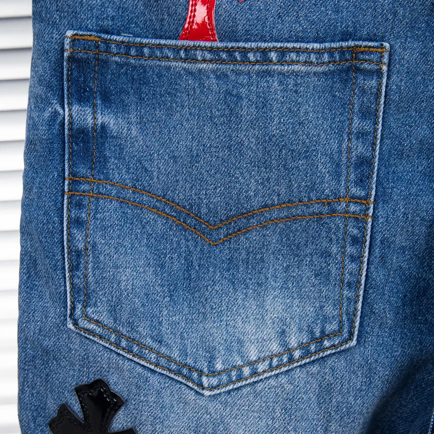 P290 high version Chrome Hearts blue denim with red black panther pattern multi-leather jeans. CH jeans need to be washed and then disassembled and hand-stitched with sheepskin cross leather and then spliced ​​together. The whole piece has too many craftsmanship to explain, patchwork cross pattern embellishment, high-waisted washed jeans! ! Absolutely high-end luxury products, god-level single products and super popular products, made with top heavy industry, a must-see magic weapon. Customized hardware. The fabric is thick and soft after washing. It has good breathability. Customized small leather label. Unique design. The details are simple and elegant, and the workmanship is exquisite. The entire trousers are neatly routed and the details are in place! It’s so cool that both men and women can easily control the genderless trend! Style number: 1799# Color: blue Size: 28 30 32 34 36